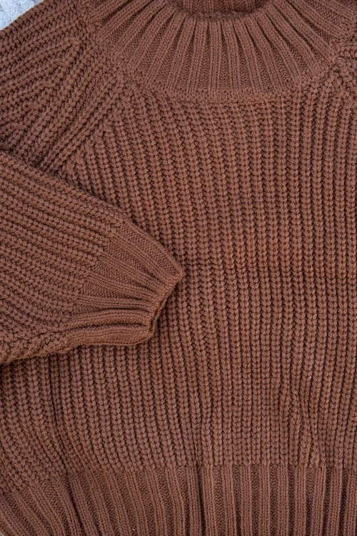 Sweter-dzianinowy-brazowy-minimalistyczny-3.jpg
